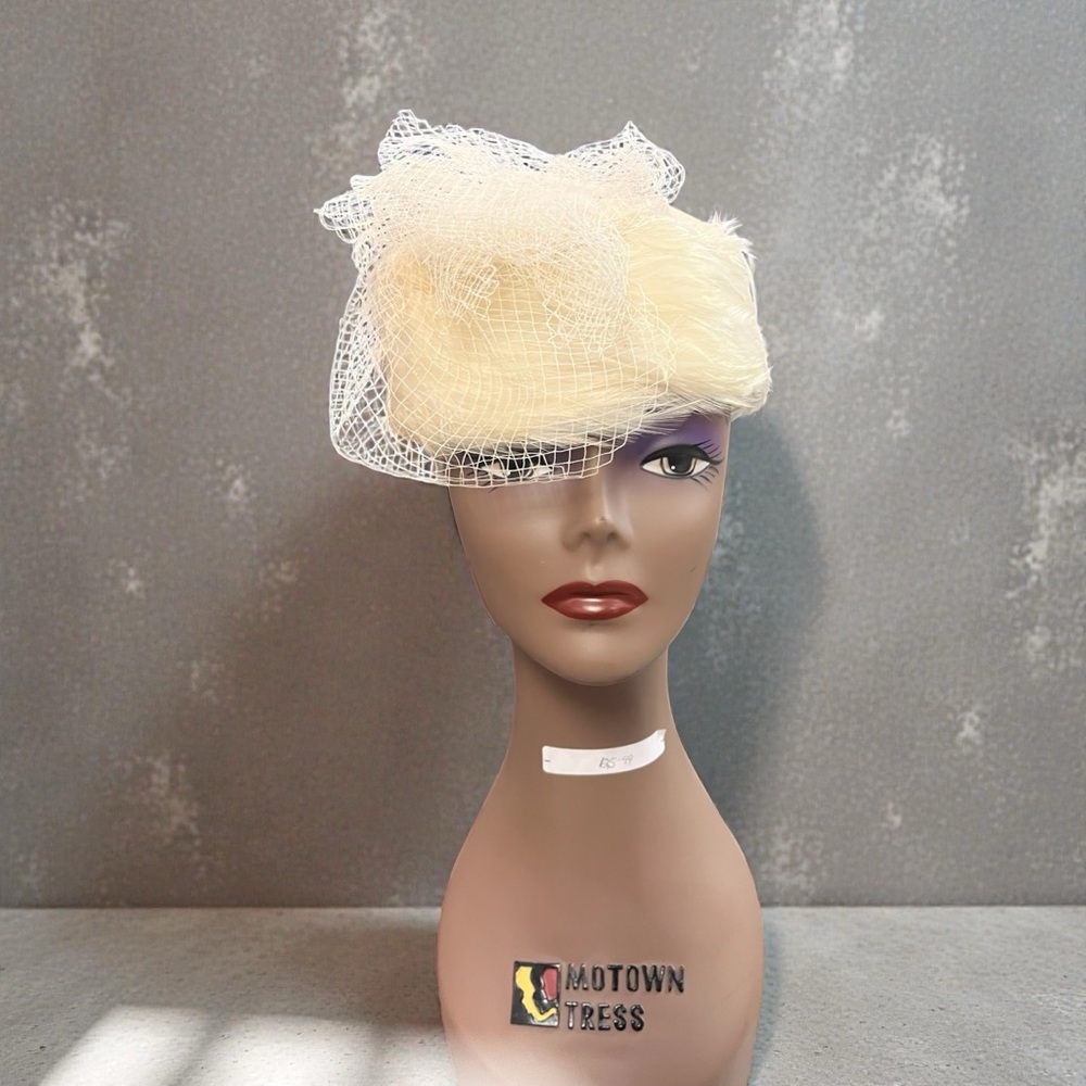 Elegant Bridal Birdcage Veil Fascinator – Derby & Wedding Hat
